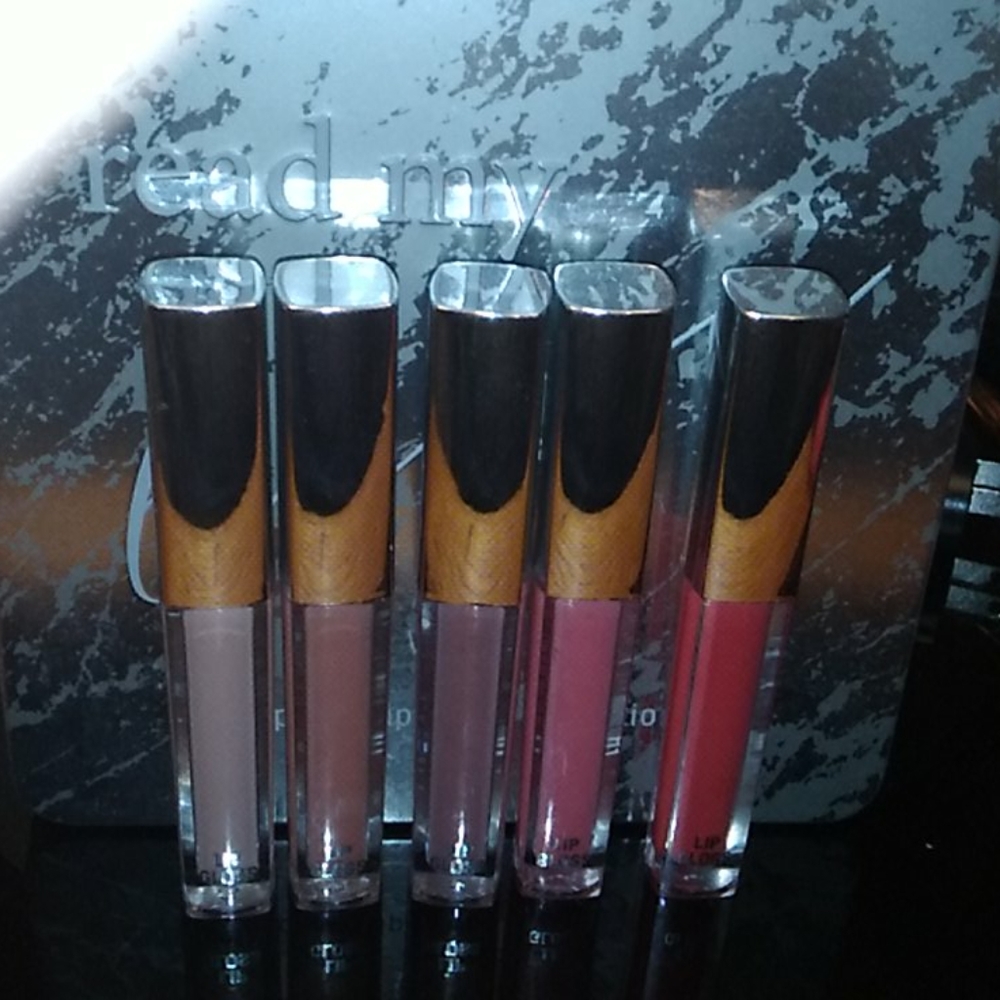 Read my lips 5 piece lip gloss kit with tin.